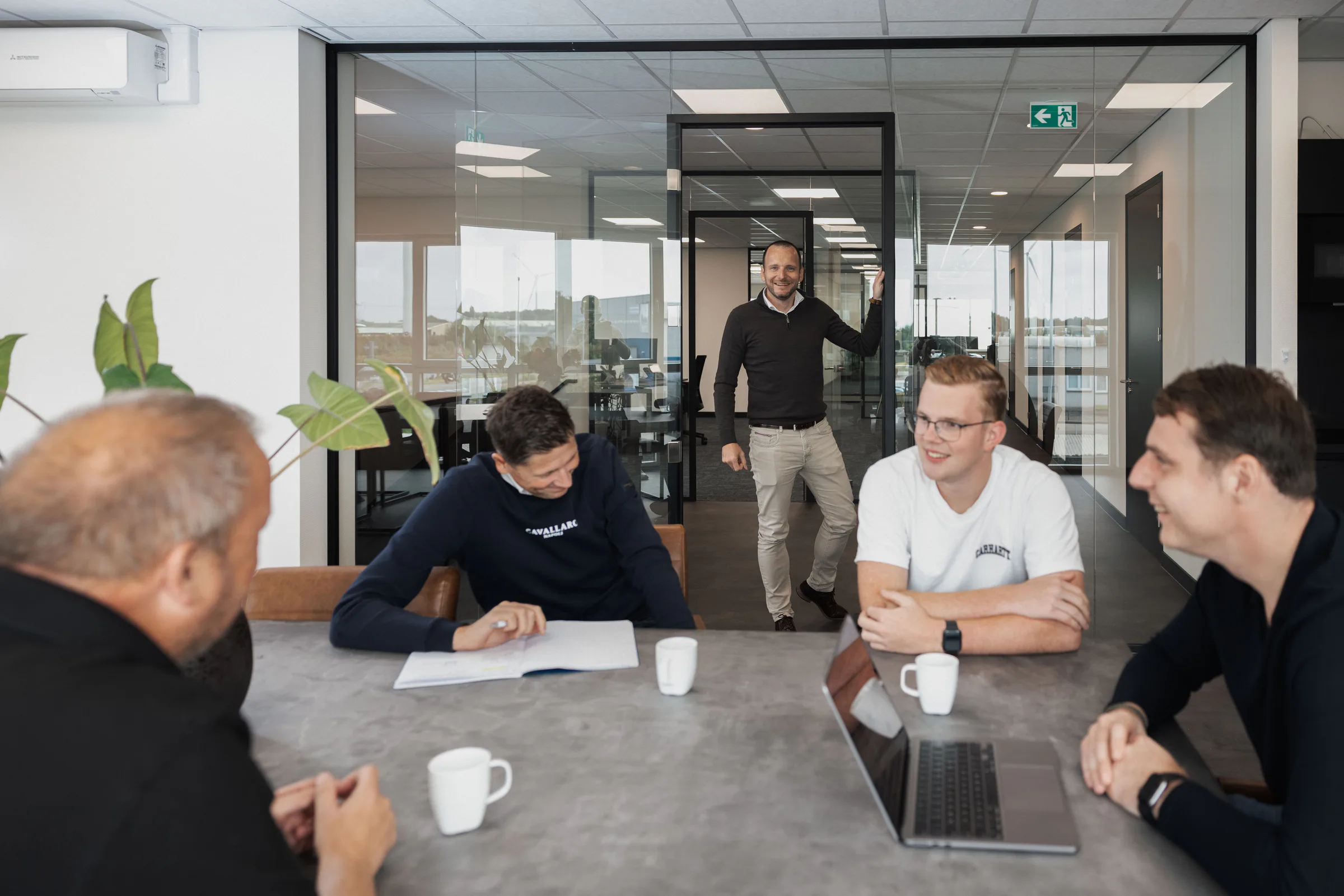 Collega's van Interlogic tijdens een overleg