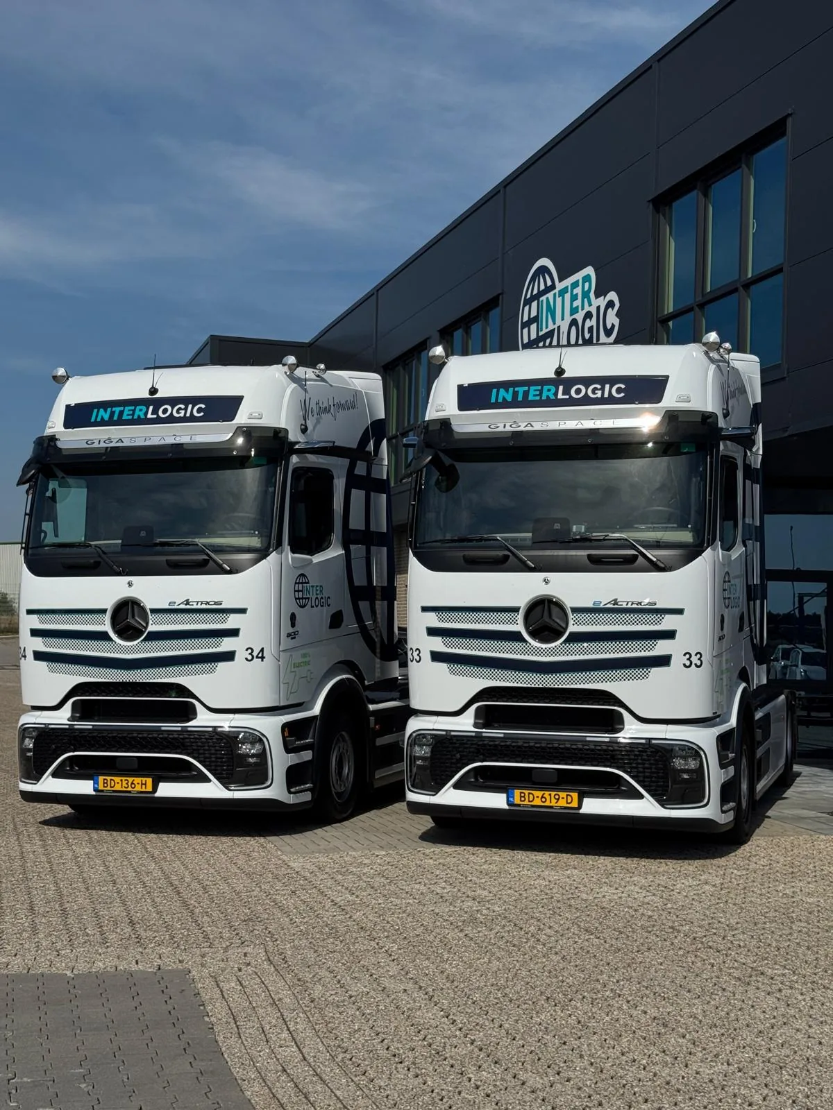 Twee elektrische Interlogic-trucks bij de vestiging in Coevorden